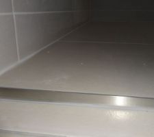 Le profil&eacute; en inox ( &agrave; nettoyer demain )de la douche, apr&egrave;s pose du pare douche