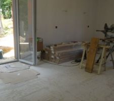 On y voit un peu plus clair dans la chambre d'amis apr&egrave;s le d&eacute;part de carreleur