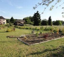 Nouveau massif entouré de rondins, en attente de diverses plantations