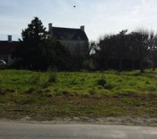 Depuis la route, en face de ce qui sera le garage