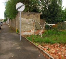 Trottoir d'acc&egrave;s &agrave; la propri&eacute;t&eacute;