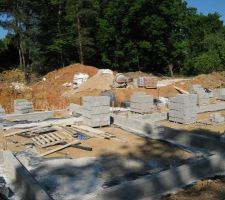 C'est parti, ça monte. Le sous-sol (au fond)est encore à nu.