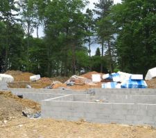 Parois vide sanitaire terminées. l'élévation est comprise entre 3,5 et 5 parpaings, selon les niveaux du terrain naturel.