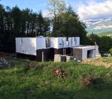 Élévation des murs d'étage.
Étanchéité des murs enterrés... Ce n'est pas la tâche la plus agréable mais il faut bien le faire.