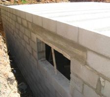 Ouverture au sous-sol destinée à recevoir une cour anglaise