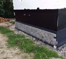 Détail de l'etanchéité des murs enterrés...
2 couches de goudron toile 4x4, delta ms, hourdis de drainage (pour les murs face à la pente) et pour finir géotextile...