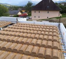 Préparation de la dalle haute. Nous avons utilisé des poutrelles isolées et des hourdis bois de chez Isoltop.