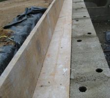 Coffrage prévu pour un débord de dalle, sur lequel le parement en pierre meulière prendra appui