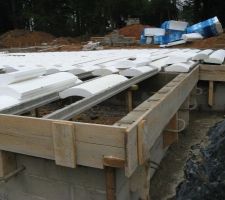 Coffrage prévu pour un débord de dalle, sur lequel le parement en pierre meulière prendra appui