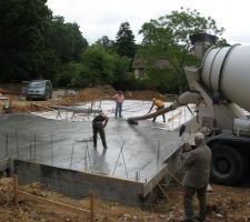 Coulage de la dalle. 5 toupies au total pour couvrir toute la surface.