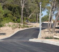 La jolie route toute neuve!! (le terrain est en face tout en haut)  joli lampadaires