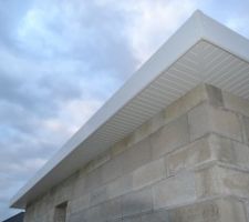Charpente terminée, débord de toit façade nord garage