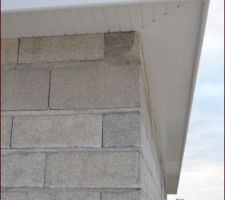 Charpente terminée, débord de toit façade est