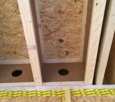 Atelier laine de bois en vrac. trous dans les cloisons et entre les étages.
