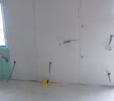 Mur cuisine avec arrivées electrique