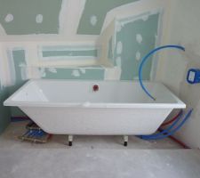 Baignoire en place et niche pour les produits