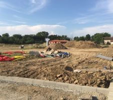 Vue du terrain (depuis le coin Sud) pendant la viabilisation et le terrassements des voies d'accès