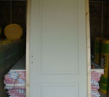 Voici les m&eacute;nuiseries int&eacute;rieures. Elles sont pr&eacute;peintes, il faut que je passe 2 couches de peinture blanche. Allez au boulot