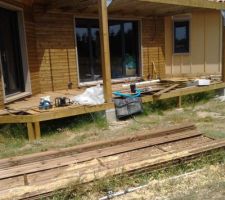 Vu sur la terrasse en cours de montage. Pergola terminée