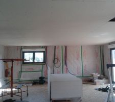 La plafond avec le pare-vapeur contre les murs