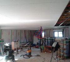 La plafond avec le pare-vapeur contre les murs, et le bordel partout ...