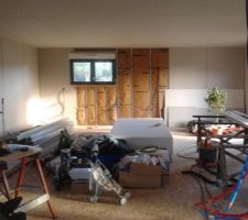 Du placo. Sur la droite de la photo les descentes PER du po&ecirc;le bouilleur