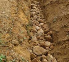 3ème et dernier puisard: cailloux sous le drain