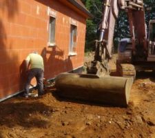 Nivellement devant la maison pour faire faire le crépi