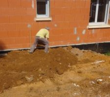 Remblaiement devant la maison pour faire le crépi