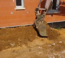 Remblaiement devant la maison pour faire le crépi