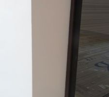 Les c&ocirc;t&eacute;s du placard d'entr&eacute;e sont ponc&eacute;s et peints, plinthes pos&eacute;es