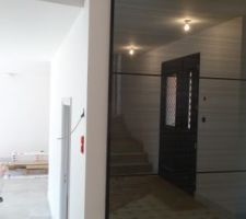 Les c&ocirc;t&eacute;s du placard d'entr&eacute;e sont ponc&eacute;s et peints, plinthes pos&eacute;es