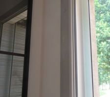 Les c&ocirc;t&eacute;s du placard d'entr&eacute;e sont ponc&eacute;s et peints, plinthes pos&eacute;es