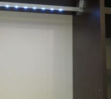 Les côtés du placard d'entrée sont poncés et peints, plinthes posées