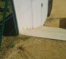 Escalier avec dénivelée de 1.80m. Mur de soutènement à percer pour faire passer la conduite d'EU vers le regard public se trouvant plus bas.