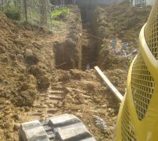 Conduite EU traversant le jardin communal et le mur de soutenement depuis mon terrain. Il n y a ni sable , ni grillage avertisseur par contre le travail va vite, une fois commencé il est terminé.
