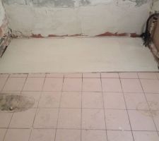 Emplacement de l'ancienne baignoire combl&eacute; au b&eacute;ton cellulaire