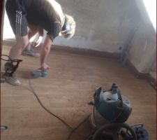 Premier ponçage pour le parquet de la salle de bain