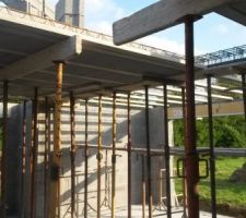 Dalle de l'&eacute;tage en cours de pose