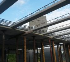 Dalle de l'&eacute;tage en cours de pose