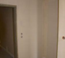 Entr&eacute;e (futur placard &agrave; droite)