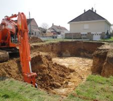 Terrassement avec une belle peleteuse et plein de semi-remorques pour degager les terres