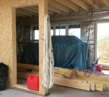 Montage du plancher, vue sur la cuisine et la salle à manger.