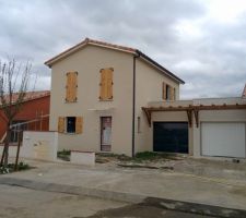 Les enduits de la maison du voisin et du muret de clotûre ont été réalisé. La différence de teinte est due à la différence de finition (gratté vs écrasé), et autant pour la maison du voisin c'est pas un soucis, autant pour le muret ça ne me va pas du tout.