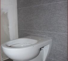 WC du bas - carrelage Porcelanosa 100*30