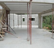 Escalier maçonné et vue sur le salon de la cuisine