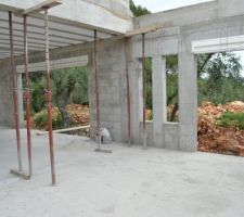 Vue depuis l'entr&eacute;e sur la cuisine et le salon