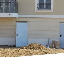 Porte de gauche semble avoir &eacute;t&eacute;  forc&eacute;e...