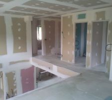 Chape tout juste coulée et joints du placo terminés.