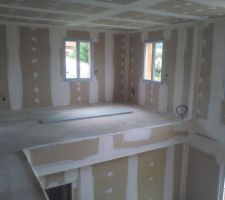 Chape tout juste coulée et joints du placo terminés.